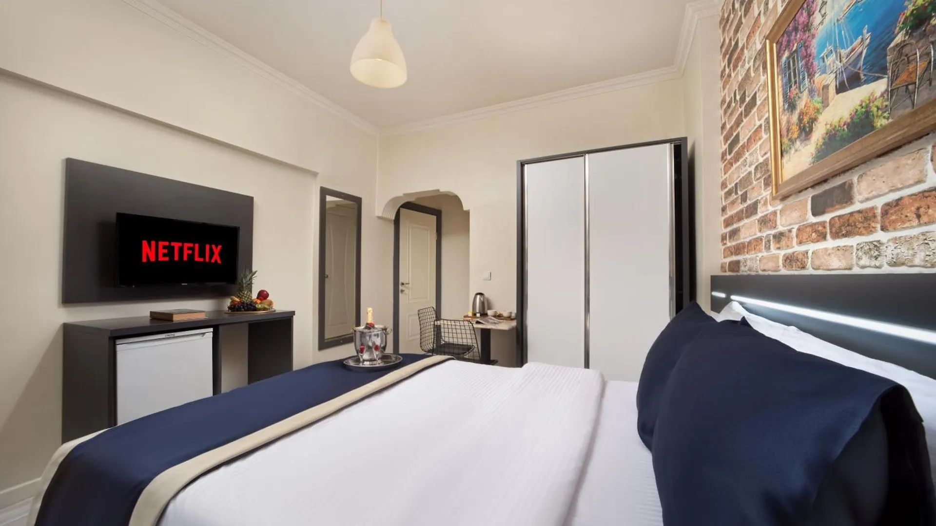 Istanbul Hotel & Suites 3*,